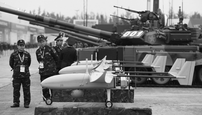 Des drones militaires exposés lors du salon international de la défense Vietnam 2022 à Hanoï, le 8 décembre 2022.