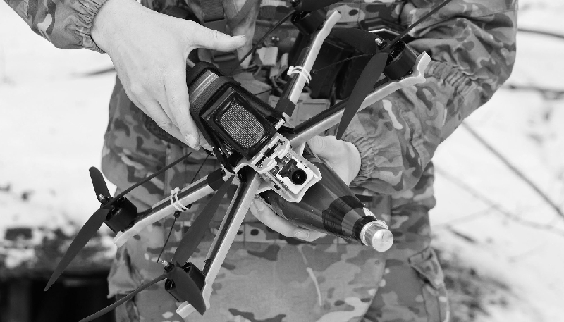 Un drone FPV est utilisé par le groupe de forces russes Dnepr sur le front de Zaporozhye, en Ukraine. Dans ses contrats d'engagement proposés aux étudiants, l'armée russe met en avant des postes de pilotes de drones.