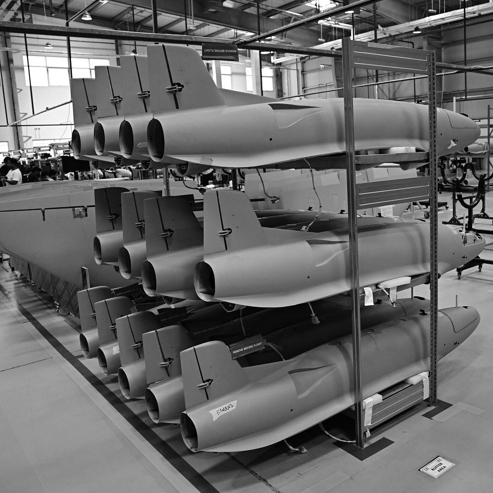 Une chaîne d'assemblage des drones Shadow 25 au sein des locaux d'EDGE Group, à Abu Dhabi, le 13 août 2026.