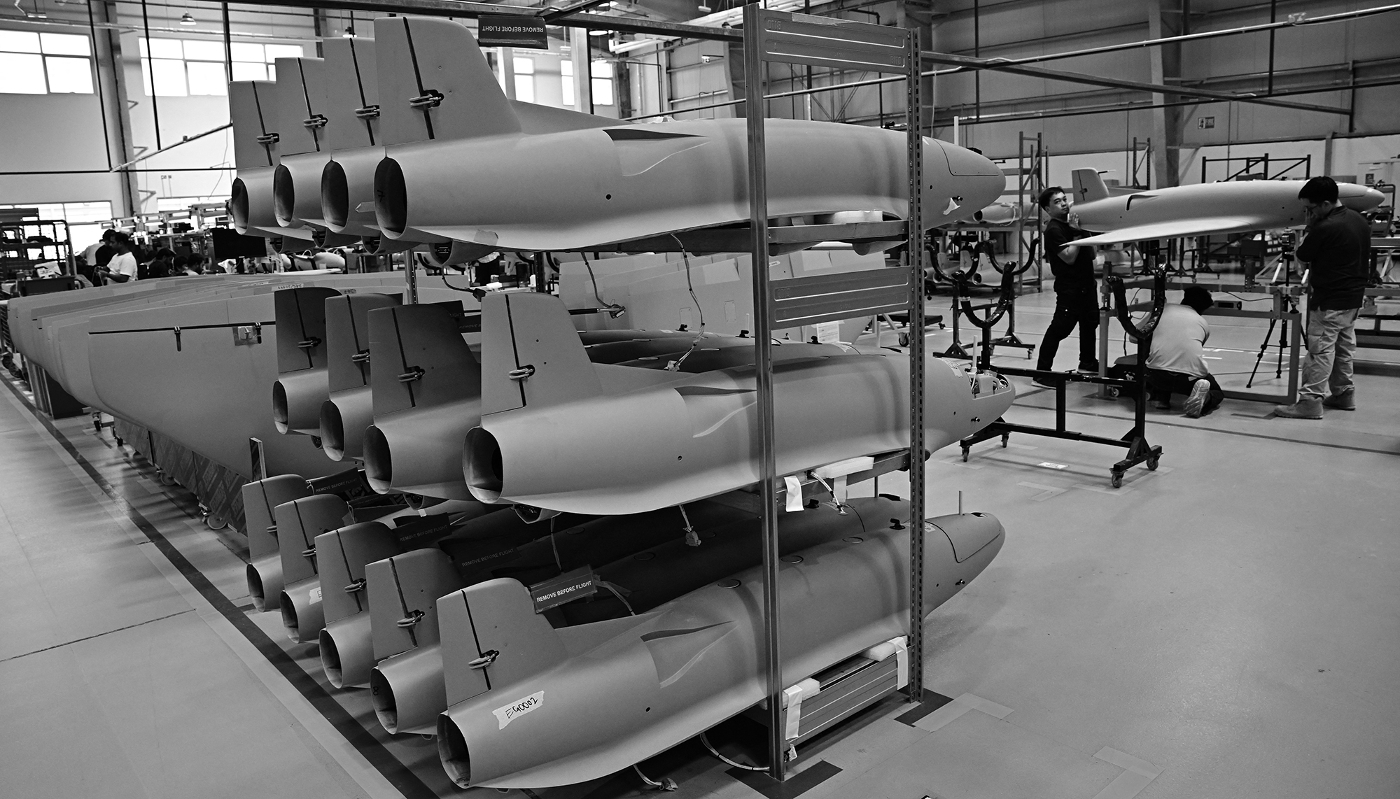 Une chaîne d'assemblage des drones Shadow 25 au sein des locaux d'EDGE Group, à Abu Dhabi, le 13 août 2026.