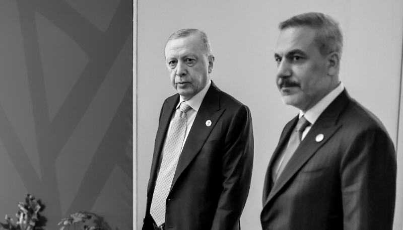 Le président turc Recep Tayyip Erdogan (à gauche) et le ministre turc des affaires étrangères Hakan Fidan à Johannesburg, le 23 novembre 2025.