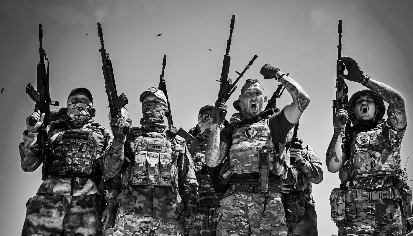 Des volontaires de l'unité des forces spéciales Española à proximité de Marioupol, Ukraine, le 22 juin 2023.