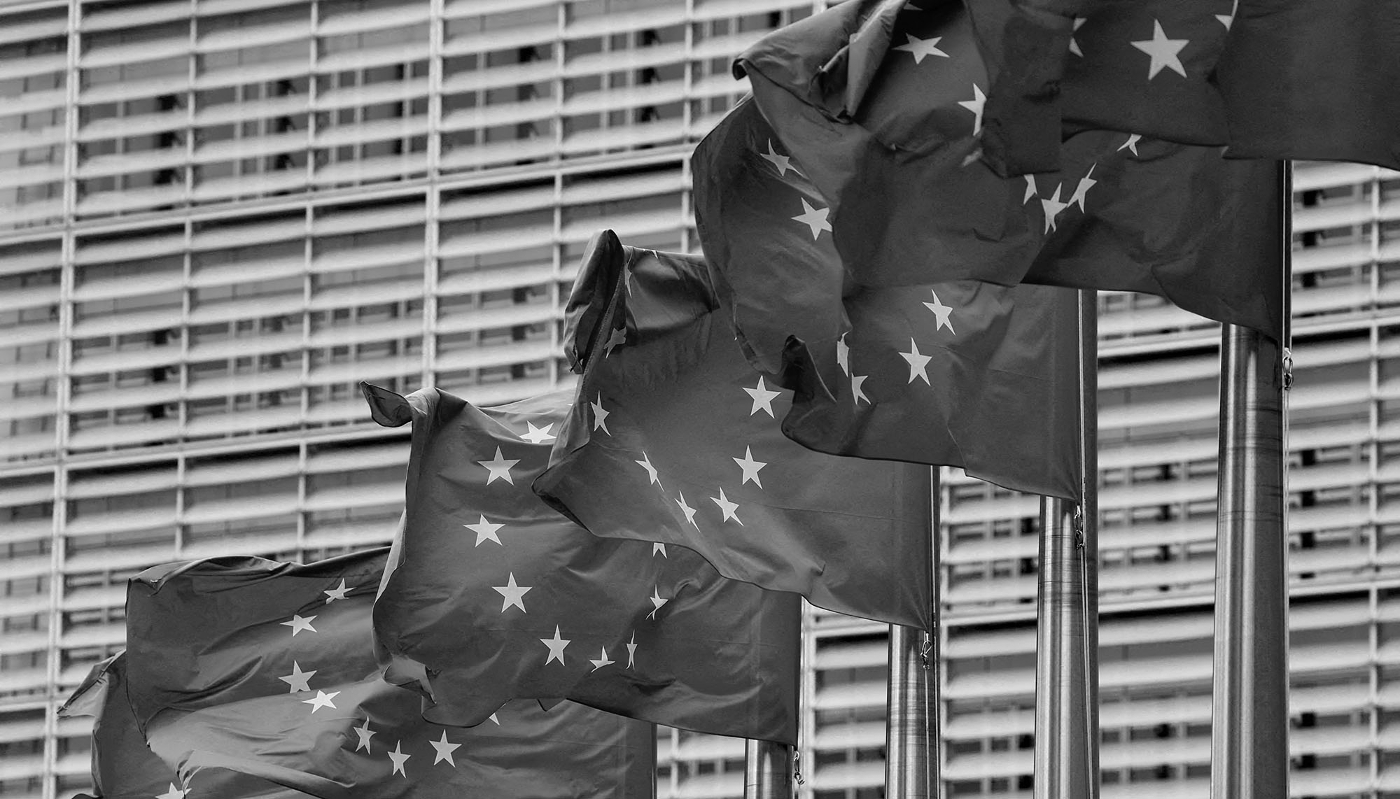 Des drapeaux de l'Union européenne flottent devant le siège de la Commission européenne à Bruxelles, le 16 juillet 2025.