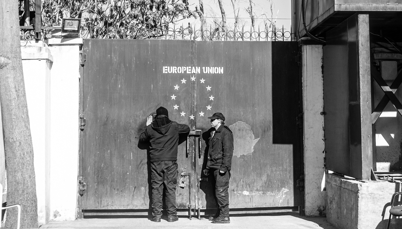 Des gardes de sécurité devant la porte d'entrée de l'enceinte de l'Union européenne à Kaboul, le 8 février 2024.