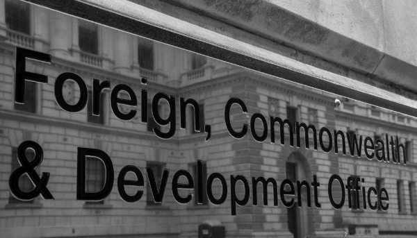 Un panneau à l'extérieur du Foreign, Commonwealth & Development Office (FCDO), à Londres.