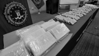 De l'argent liquide saisi et des paquets de fentanyl sont exposés au siège du FBI à Atlanta, en Géorgie (États-Unis), le 21 novembre 2025. 
