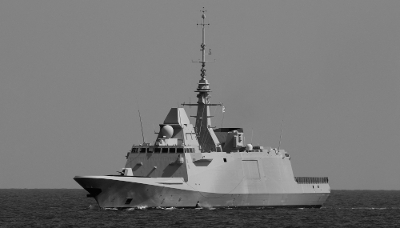 Une frégate française de type FREMM Languedoc (D653) en mer Méditerranée, le 27 mars 2023.