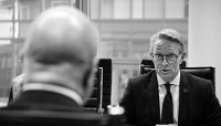 Hans Leijtens, directeur exécutif de Frontex, échange avec le chancelier autrichien Christian Stocker (de dos) au siège de l'agence à Varsovie, le 17 septembre 2026.