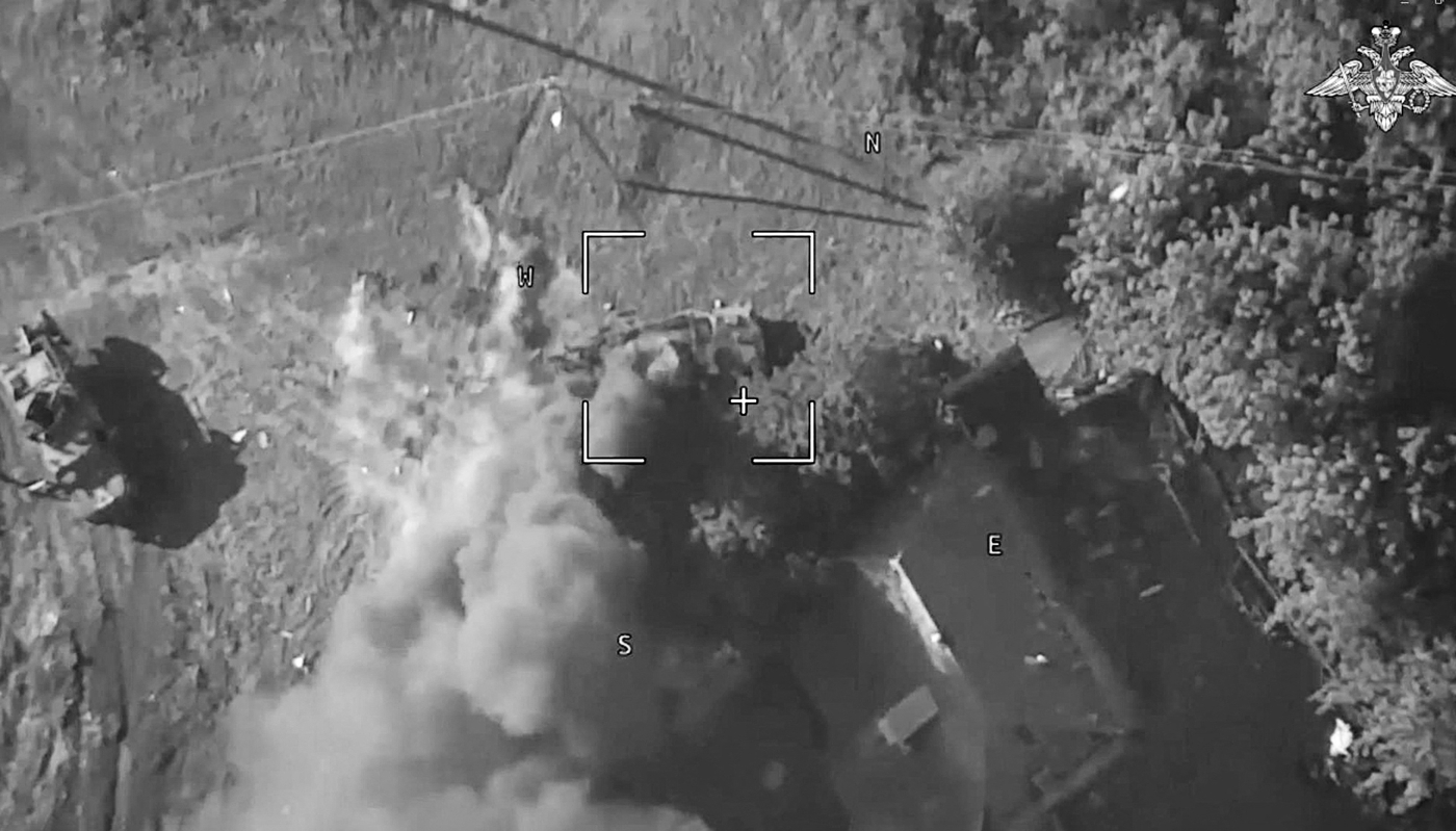 Une frappe de drones russes contre des véhicules blindés ukrainiens dans la région de Koursk, le 11 août 2024. L'unité Rubicon Center s'est particulièrement distinguée durant cette bataille.