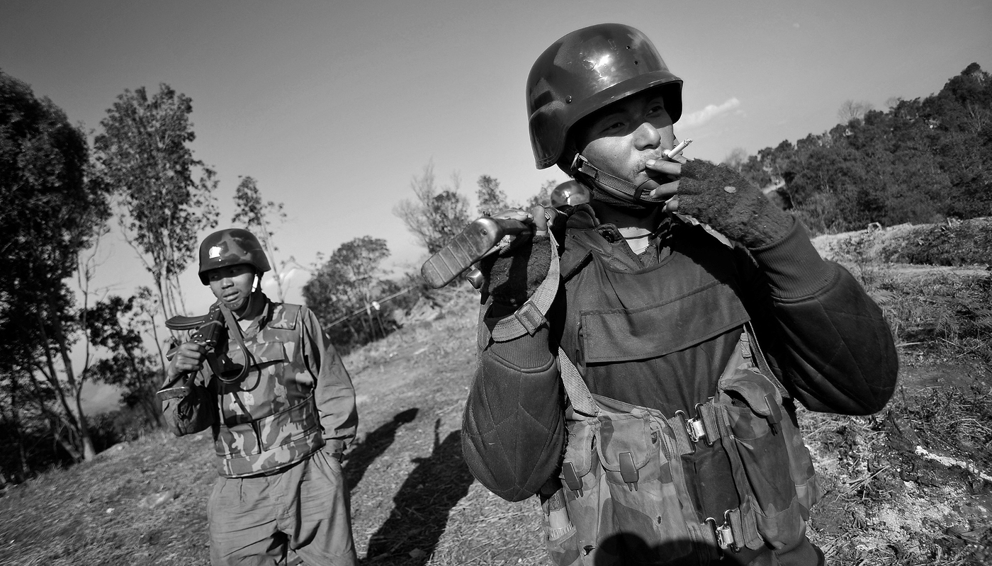 Des soldats de la Kachin Independence Army (KIA) sur la ligne de front près de Mai Ja Yang, dans l'État Kachin (Myanmar), le 22 janvier 2013.