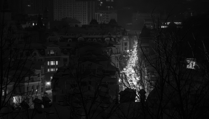 Une rue éclairée dans la ville plongée dans le noir lors d'une coupure d'électricité à Kiev, en Ukraine, le 13 janvier 2026. La capitale ukrainienne est confrontée à de sévères coupures d'électricité en raison des attaques massives combinées de drones et de missiles chaque nuit. 
