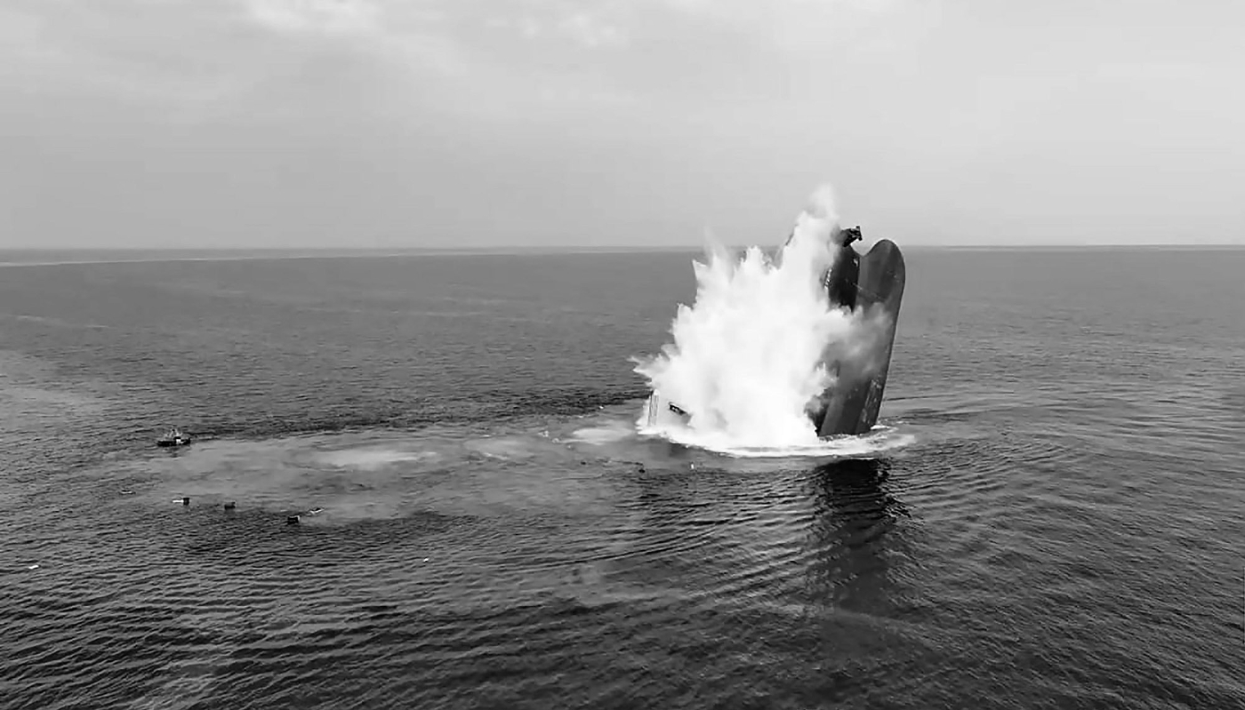 Le vraquier Eternity, battant pavillon libérien et exploité par une compagnie grecque, coule après avoir été attaqué par les Houthis en mer Rouge, mercredi 9 juillet 2025.