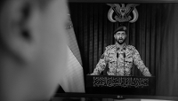 Le porte-parole militaire des Houthis, Yahya Saree, fait une déclaration télévisée à Sanaa, au Yémen, le 20 juillet 2026. 