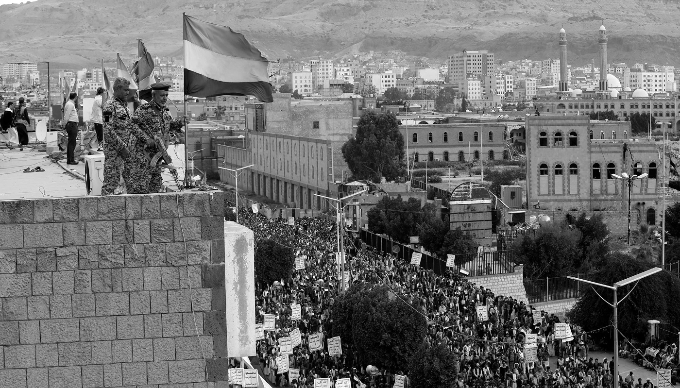 Des soldats houthis montent la garde lors d'une manifestation marquant le huitième anniversaire de la campagne militaire menée par l'Arabie saoudite au Yémen, à Sanaa, le 26 mars 2023.