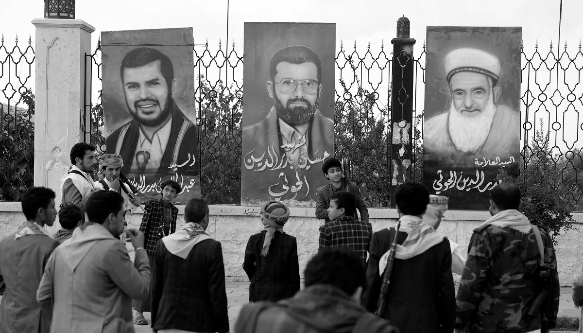 Des portraits représentant des dirigeants houthis, exposés sur une clôture à Sanaa, au Yémen, le 27 avril 2026. 