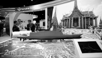Une maquette de la deuxième frégate de guerre thaïlandaise, développée par Hanwha Ocean présentée lors du salon Defense and Security 2025 à Nonthaburi, près de Bangkok,  le 10 novembre 2025.