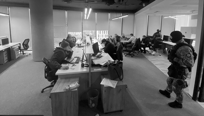 Agents de la Cyber Police ukrainienne en train de fouiller un centre d’appels. Des ordinateurs et téléphones ont été saisis.