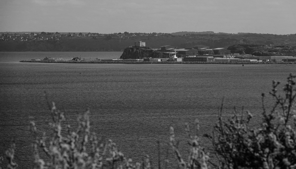 L'île Longue (Finistère, France), où est stationnée la flotte de sous-marins nucléaires français, a été visée par des survols de drones ces derniers mois.