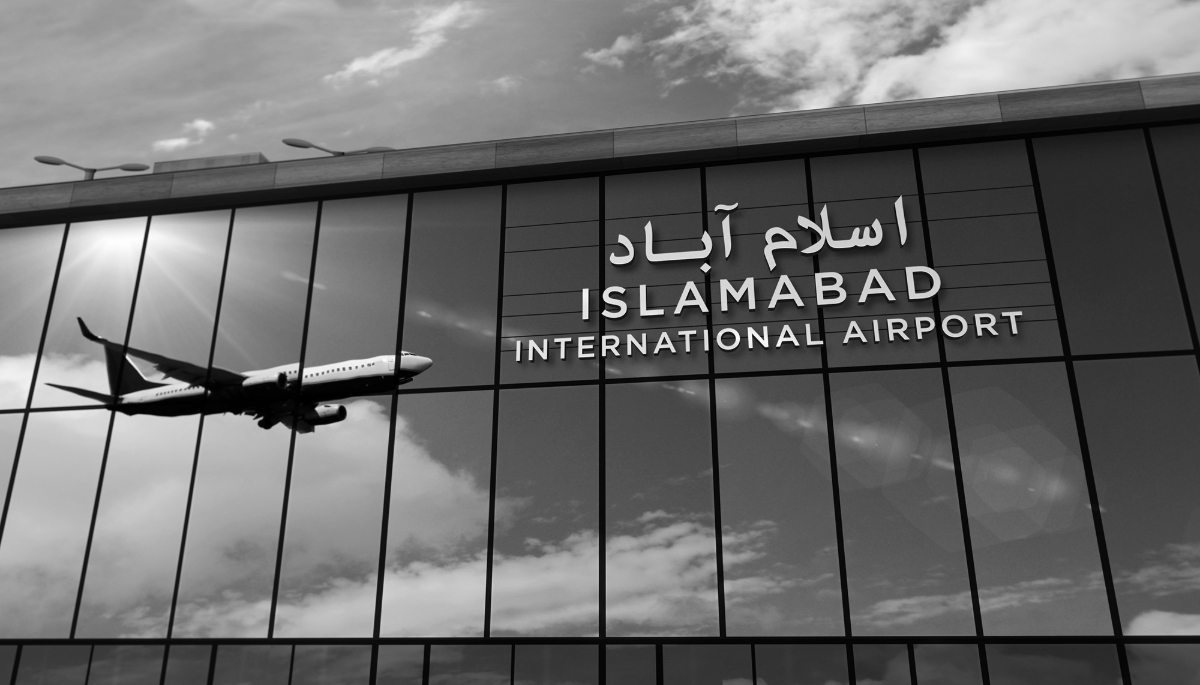 Atterrissage d’un avion à l’aéroport d’Islamabad (Pakistan) reflété dans le terminal.