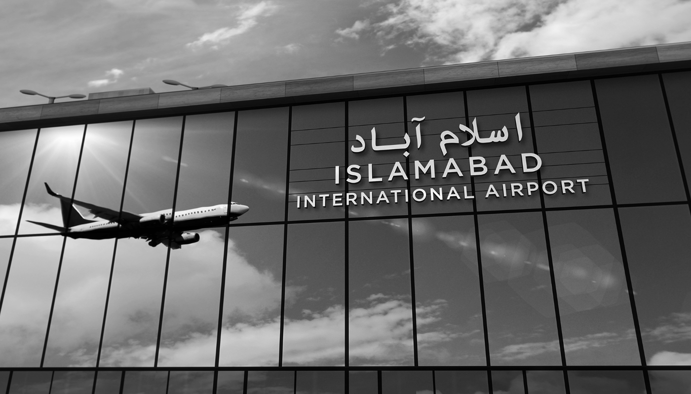 Atterrissage d’un avion à l’aéroport d’Islamabad (Pakistan) reflété dans le terminal.