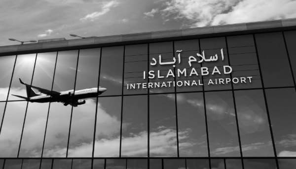 Atterrissage d’un avion à l’aéroport d’Islamabad (Pakistan) reflété dans le terminal.