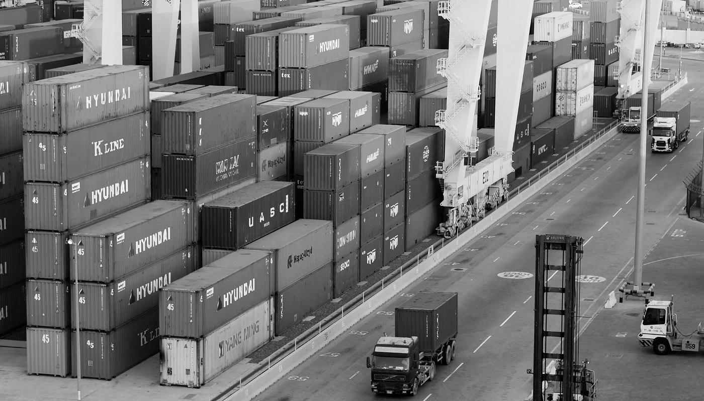 Des conteneurs sont empilés dans le port de Jebel Ali, exploité par l'opérateur portuaire géant DP World, basé à Dubaï, le 18 juin 2020.