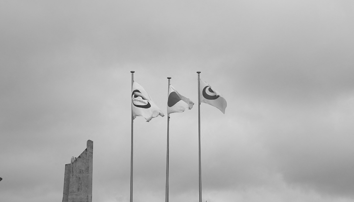 Les drapeaux du Japon et de la préfecture d'Okinawa.