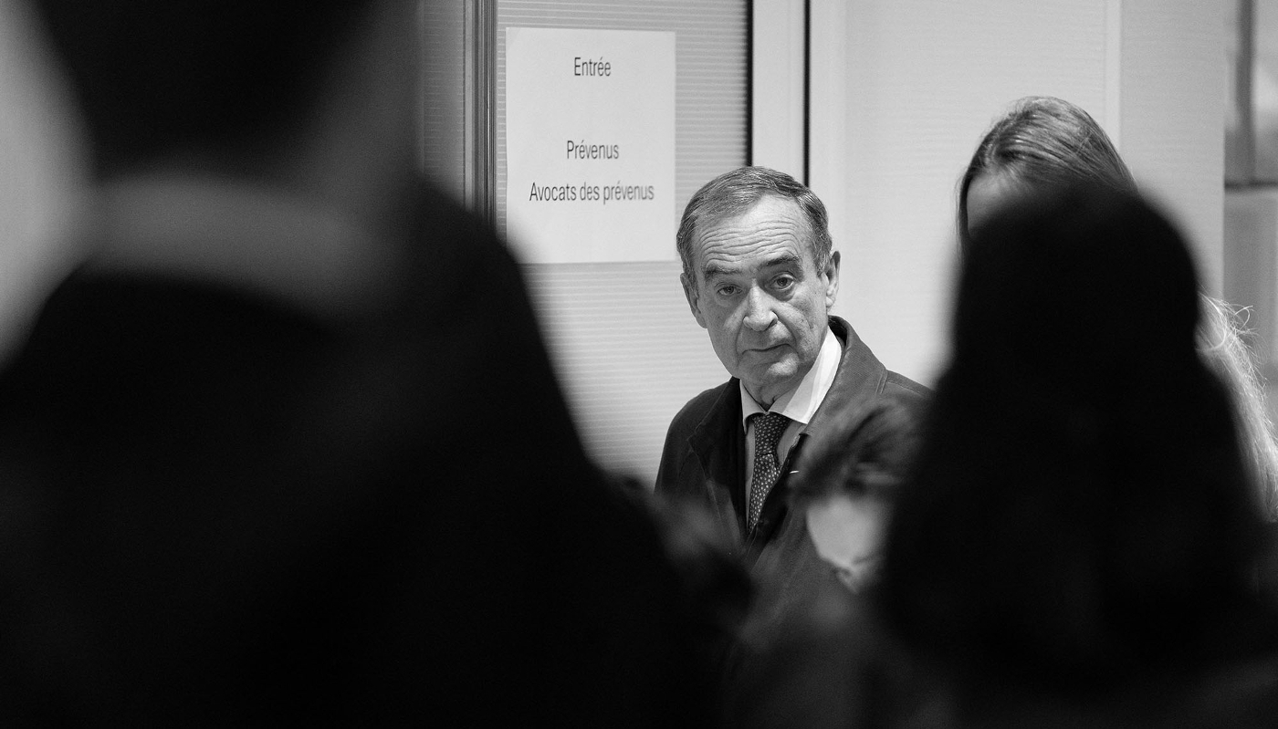 L'ex-directeur général de Lafarge, Bruno Lafont, arrive le jour de l'ouverture du procès du groupe cimentier français et de huit personnes, accusés d'avoir financé le terrorisme en Syrie, au tribunal de Paris, le 4 novembre 2025.