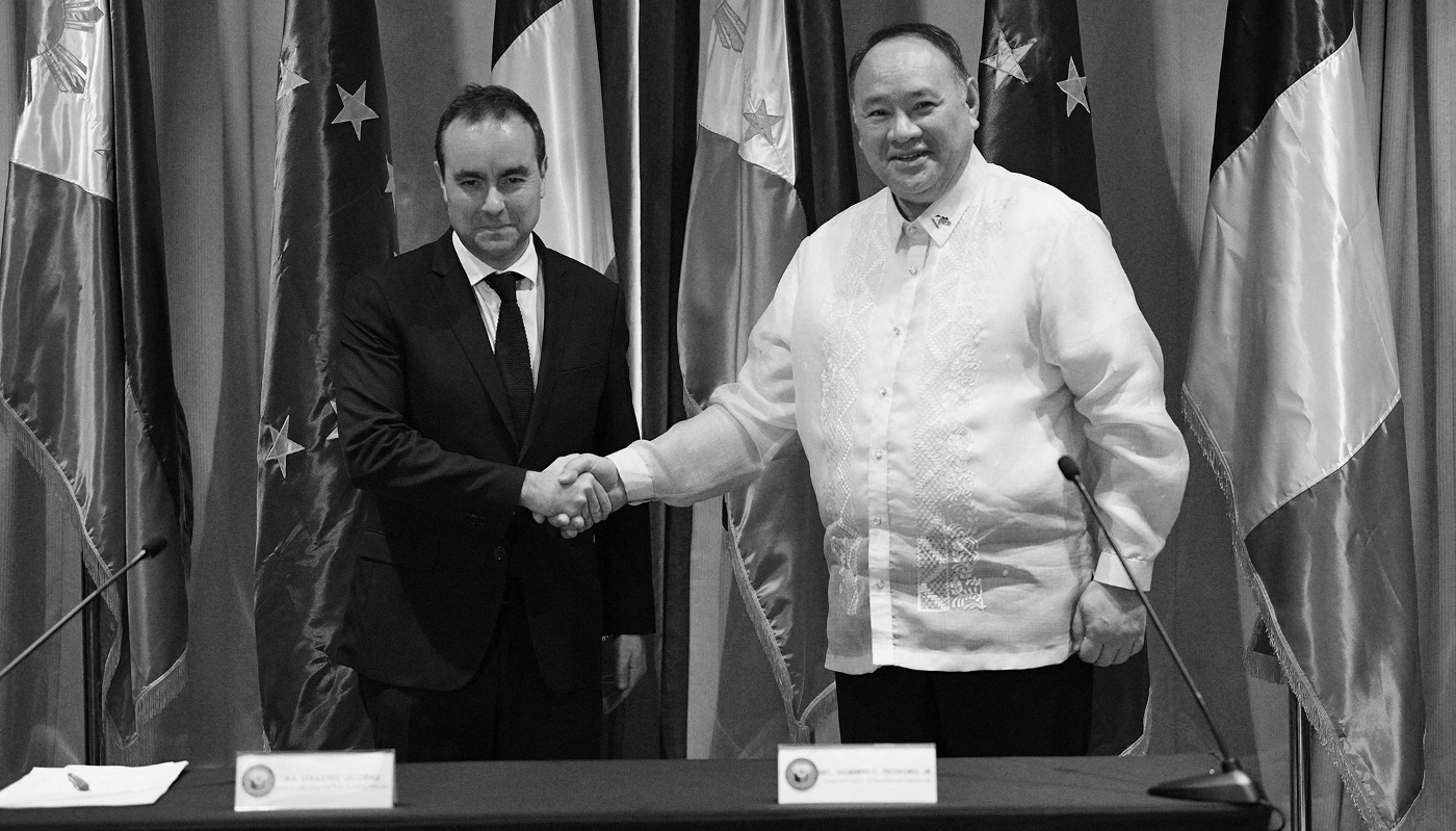 Le ministre français des armées, Sébastien Lecornu et Le ministre philippin de la défense, Gilberto Teodoro Jr, se serrent la main lors d'une conférence de presse à Manille le 2 décembre 2023.