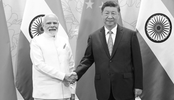 Le président chinois Xi Jinping (à droite) rencontre le premier ministre indien Narendra Modi à Tianjin, dans le nord de la Chine, le 31 août 2025.