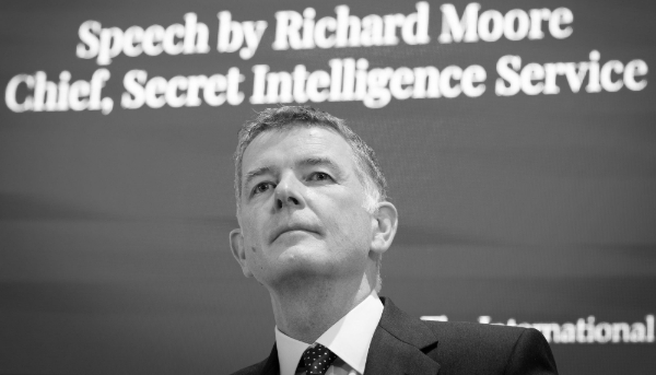 L'ex-patron du Secret Intelligence Service (SIS ou MI6), Richard Moore.