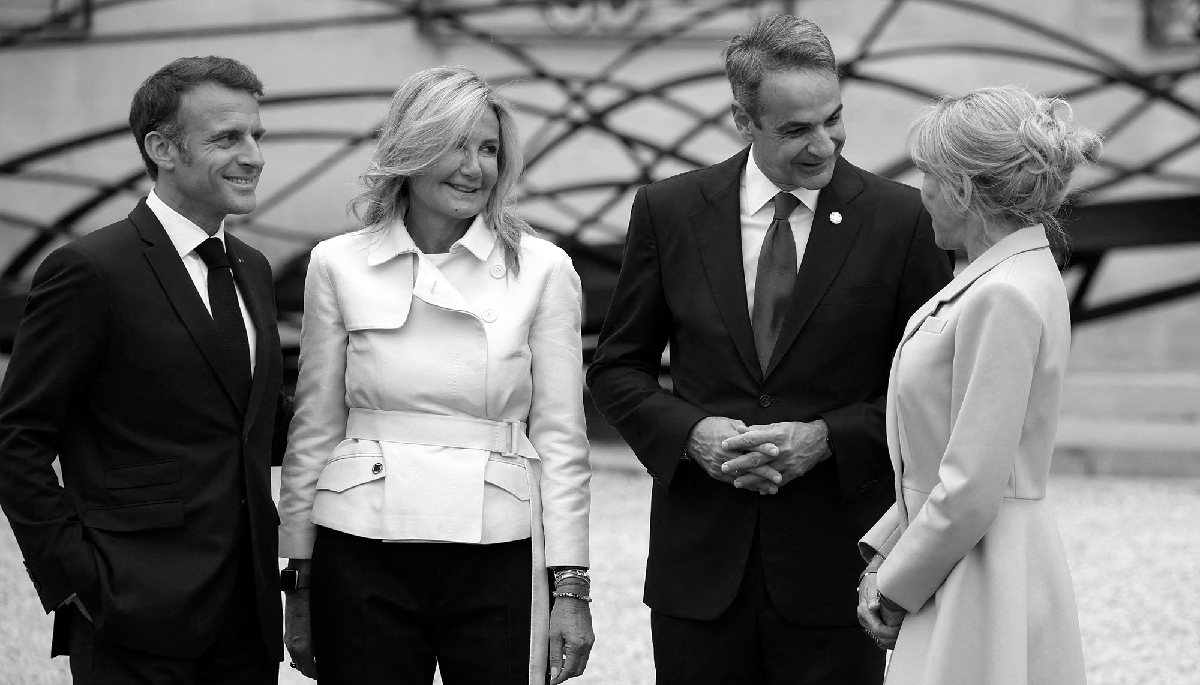 Le président français Emmanuel Macron (à gauche) et son épouse Brigitte Macron (à droite) encadrent le premier ministre grec Kyriakos Mitsotakis et son épouse Mareva Grabowska, à Paris, le 26 juillet 2024.
