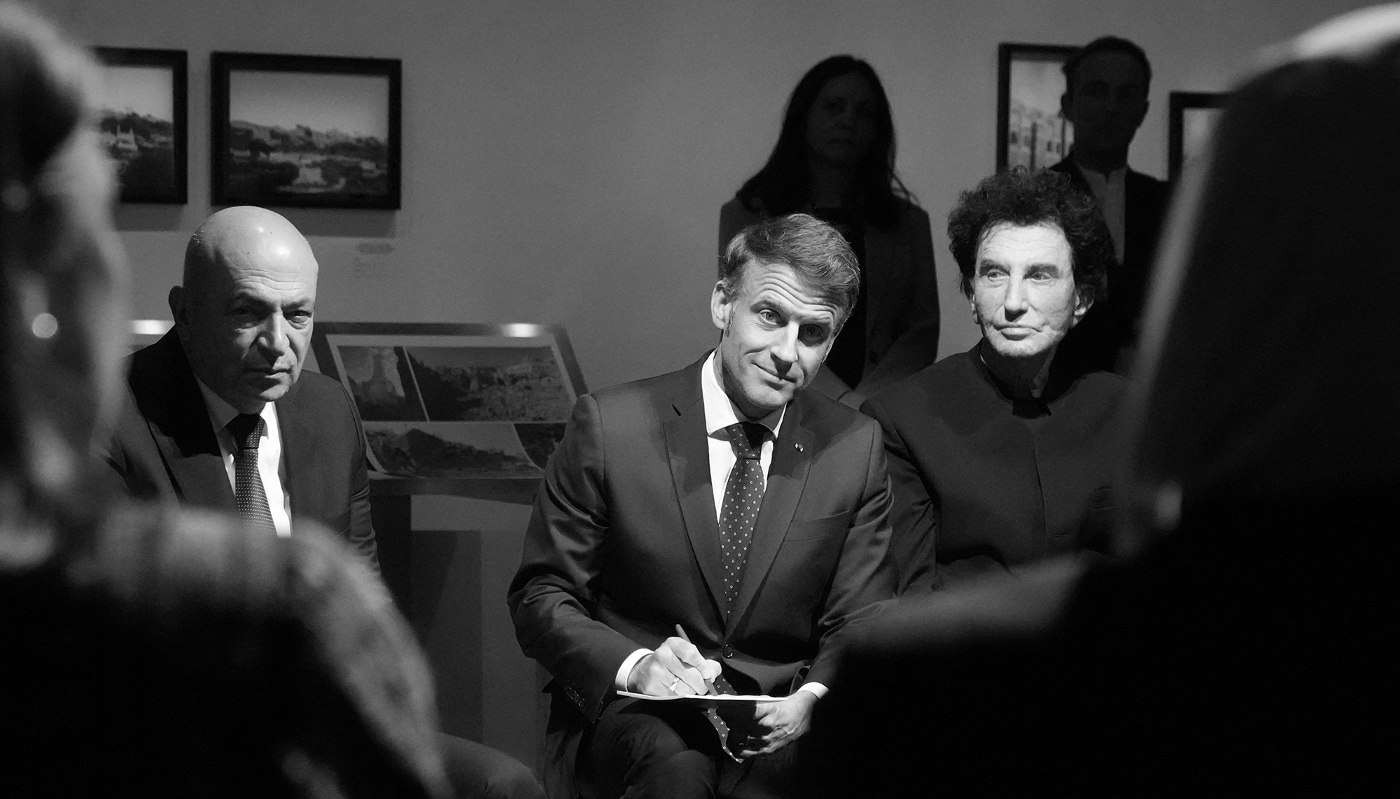 Le président français Emmanuel Macron (au centre) et le président de l'Institut du monde arabe (IMA) Jack Lang (à droite)  à l'Institut du monde arabe à Paris, le 14 avril 2025.