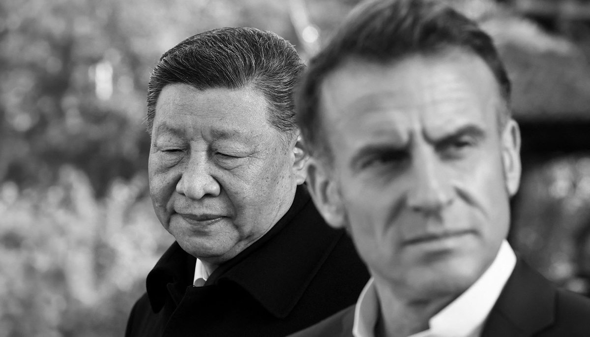 Le président français Emmanuel Macron et son homologue chinois Xi Jinping à Dujiangyan, en Chine, le 5 décembre 2025. Durant ce type de visite officielle, les nébuleuses de faux comptes LinkedIn employés par les services secrets chinois connaissent un pic d'activité.