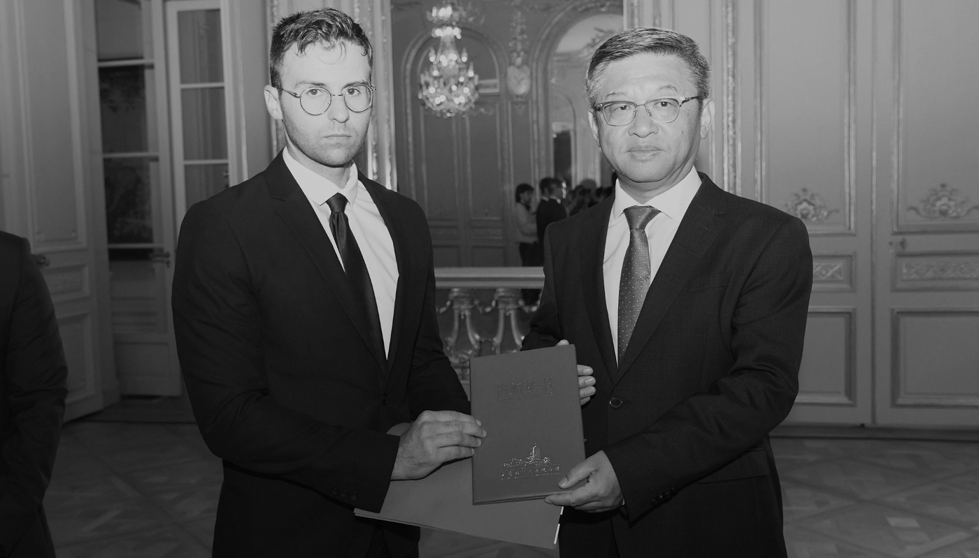Marcus Détrez (à gauche) et Chen Dong, ministre à l'ambassade de Chine en France, assistent à la cérémonie de remise de l'album photo témoignant des souffrances des civils chinois pendant la guerre sino-japonaise, à l'ambassade de Chine en France, le 4 août 2025 à Paris.