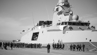 Une frégate de la marine grecque à quai au port du Pirée.
