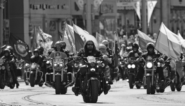 Le leader du club de motards 'Les Loups de la nuit', Alexander Zaldostanov, et d'autres membres participent à un défilé à Kaliningrad, en Russie, le 9 mai 2022.