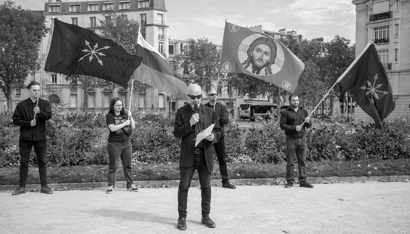 Vincent Perfetti (au centre), président de SOS Donbass, lors d'un rassemblement organisé en mémoire de Daria Douguina, à Paris, le 23 août 2025.