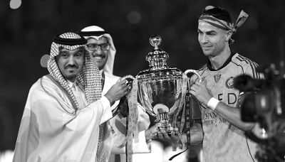 Cristiano Ronaldo, capitaine d'Al-Nassr, reçoit le trophée de la Saudi Pro League après la victoire de son équipe lors du match opposant Al-Nassr au Damac Club à Riyad, en Arabie saoudite, le 21 mai 2026. 