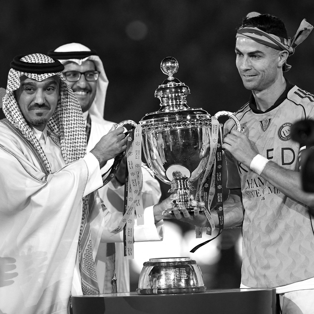 Cristiano Ronaldo, capitaine d'Al-Nassr, reçoit le trophée de la Saudi Pro League après la victoire de son équipe lors du match opposant Al-Nassr au Damac Club à Riyad, en Arabie saoudite, le 21 mai 2026.