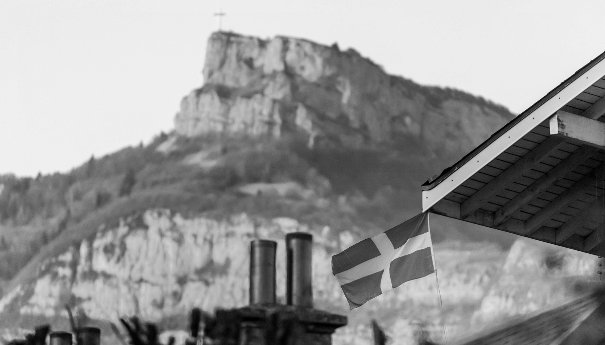 Un drapeau savoyard accroché à un balcon à Chambéry, France.