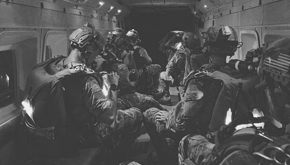 Des chuteurs opérationnels de l'unité SEAL Team Six prêts au largage pour mener une opération clandestine.