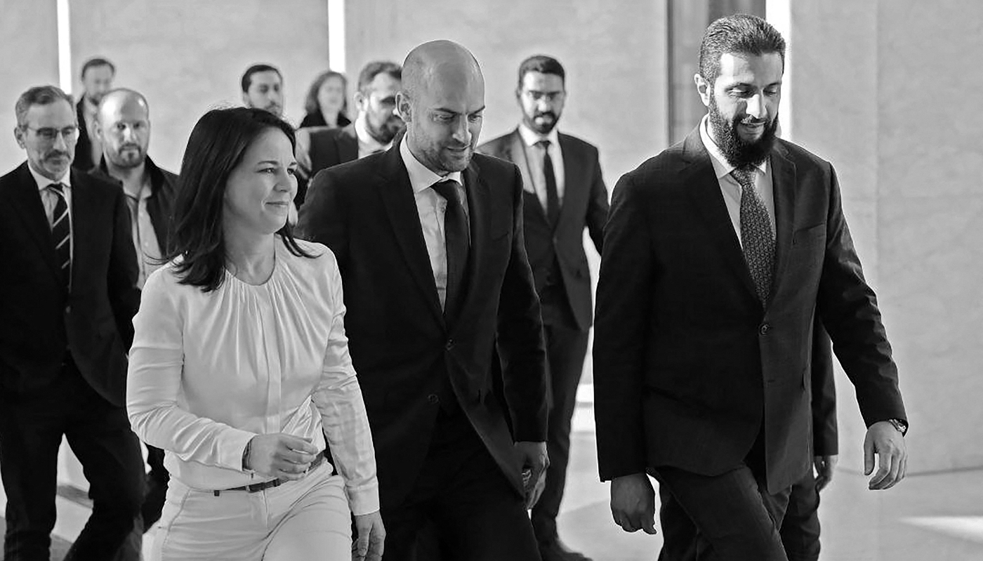 Le ministre français des affaires étrangères Jean-Noël Barrot (au centre), son homologue allemande Annalena Baerbock (à gauche) et le nouveau dirigeant syrien Ahmed al-Charaa, à Damas, le 3 janvier 2025.