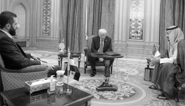 De gauche à droite : le président syrien Ahmed al-Charaa, le chef d'État américain Donald Trump et le prince héritier saoudien, Mohammed bin Salman al-Saoud, le 14 mai 2025 à Riyad.