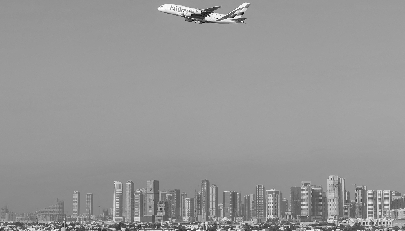 Un Airbus d'Emirates avec Sharjah en arrière-plan, à l'aéroport de Dubaï, aux Émirats arabes unis.