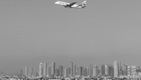 Un Airbus d'Emirates avec Sharjah en arrière-plan, à l'aéroport de Dubaï, aux Émirats arabes unis.