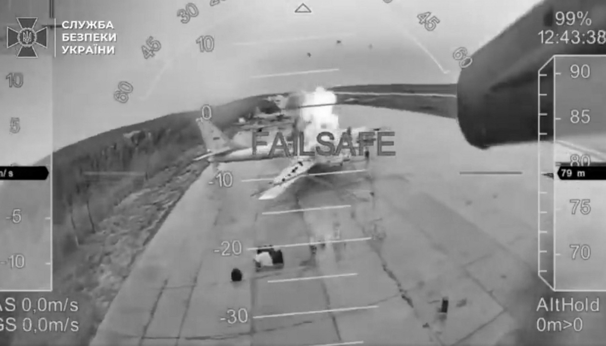 Image extraite d'une vidéo publiée par l'Ukraine de l'opération Toile d'araignée, lancée le 1er juin 2025 contre la Russie. 