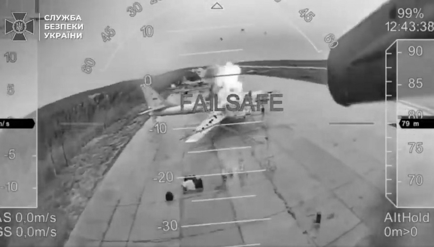 Image extraite d'une vidéo publiée par l'Ukraine de l'opération Toile d'araignée, lancée le 1er juin 2025 contre la Russie.