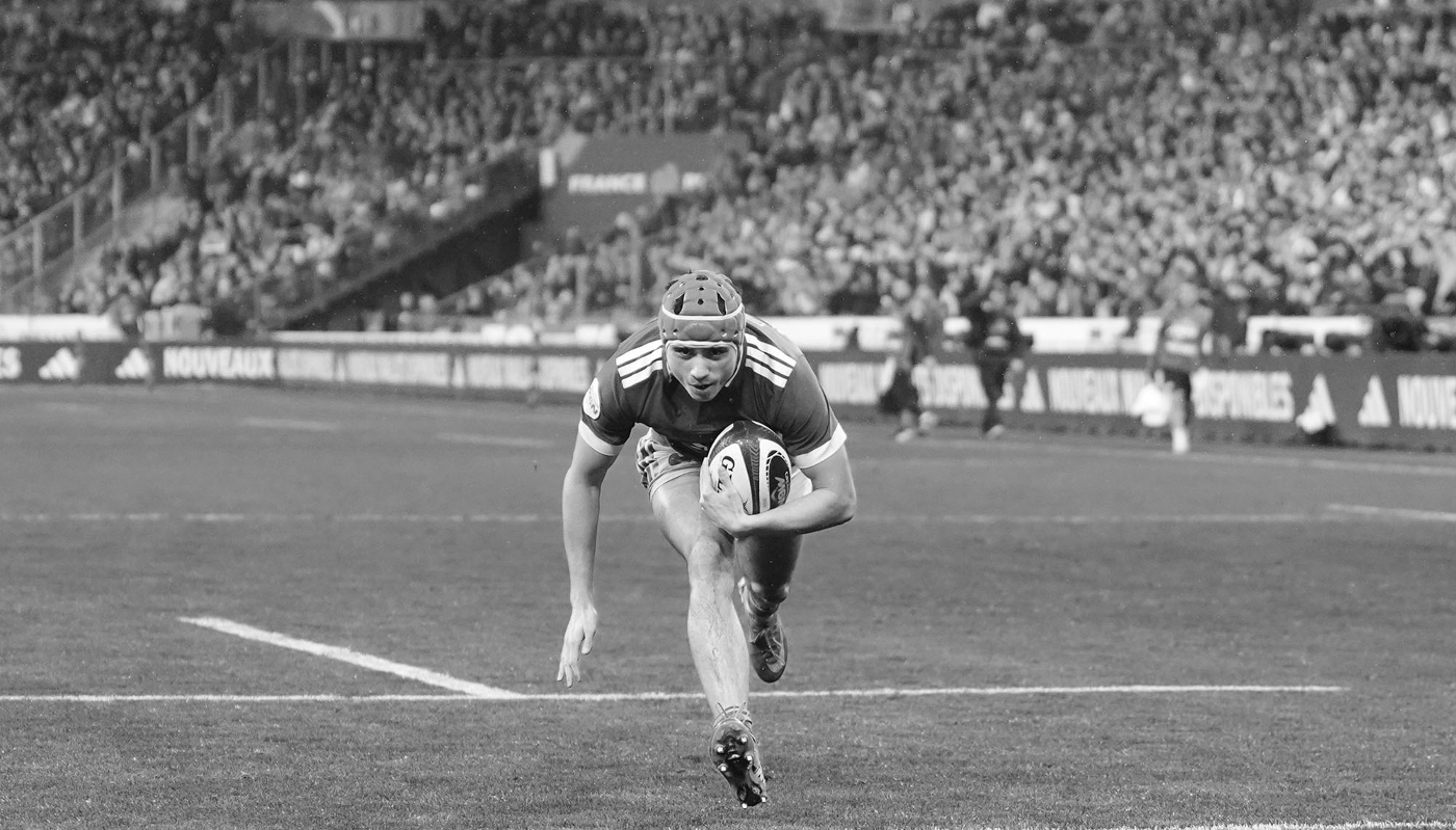 Le Français Louis Bielle-Biarrey marque un essai lors du match du Tournoi des Six Nations masculin Guinness au Stade de France, à Paris, le 5 février 2026.
