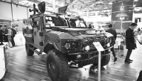 Un véhicule blindé Cobra 4 de la police exposé sur le stand de la société émiratie Streit Group, lors du salon Milipol à Villepinte, en France, le 14 novembre 2023.

